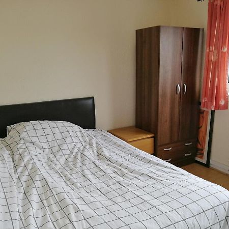 A Double Bedroom Near Glasgow City Centre Not In Great Condition Suitable For Short Stay Buitenkant foto