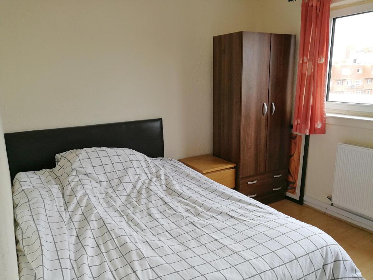 A Double Bedroom Near Glasgow City Centre Not In Great Condition Suitable For Short Stay Buitenkant foto