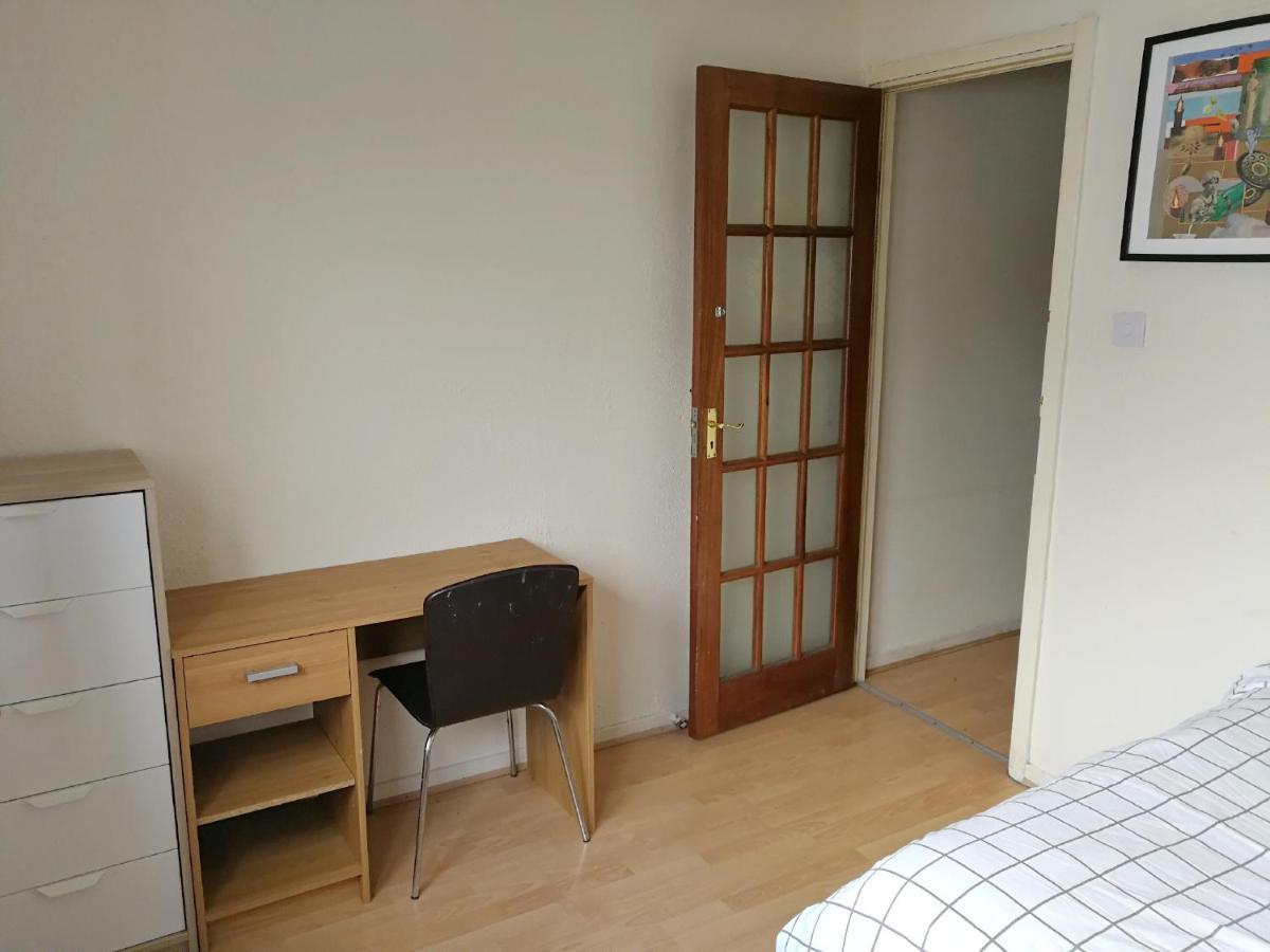 A Double Bedroom Near Glasgow City Centre Not In Great Condition Suitable For Short Stay Buitenkant foto